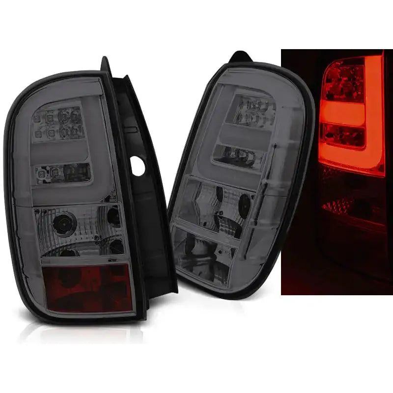 Baklykter Dacia Duster LED Bar Smoke i sotet plast med klare og røde felt, sett fra skrå vinkel.