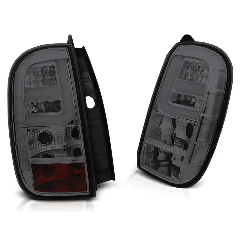 Baklykt Dacia Duster LED Bar Smoke vist fra skrå vinkel med tydelige lyskamre og rød seksjon nederst.