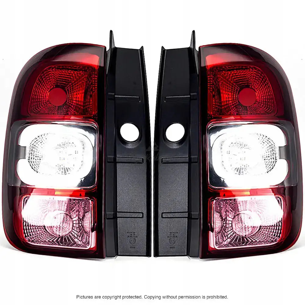 Baklykter Dacia Duster 13-17 sett forfra med rødt, hvitt og klart deksel samt sorte detaljer.