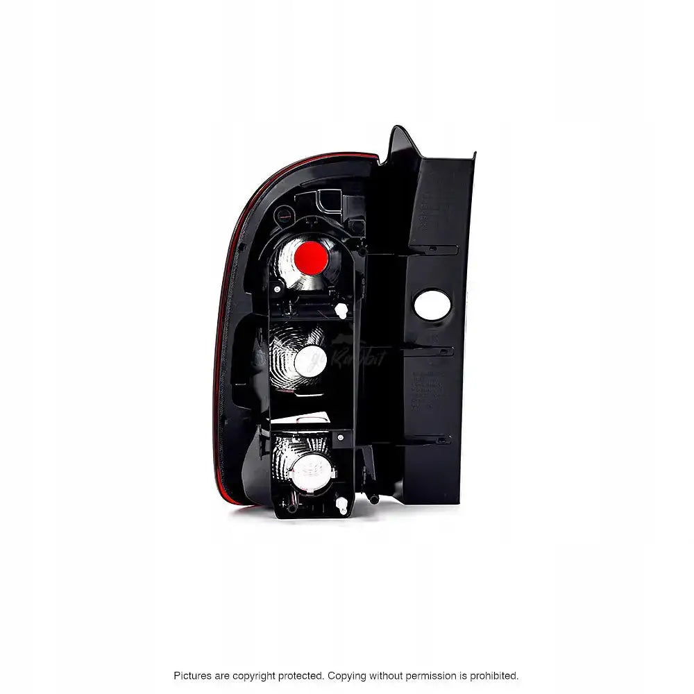 Baklykter Dacia Duster 13-17 bakside i svart plast med reflektorer og pærefatninger, skrå vinkel.