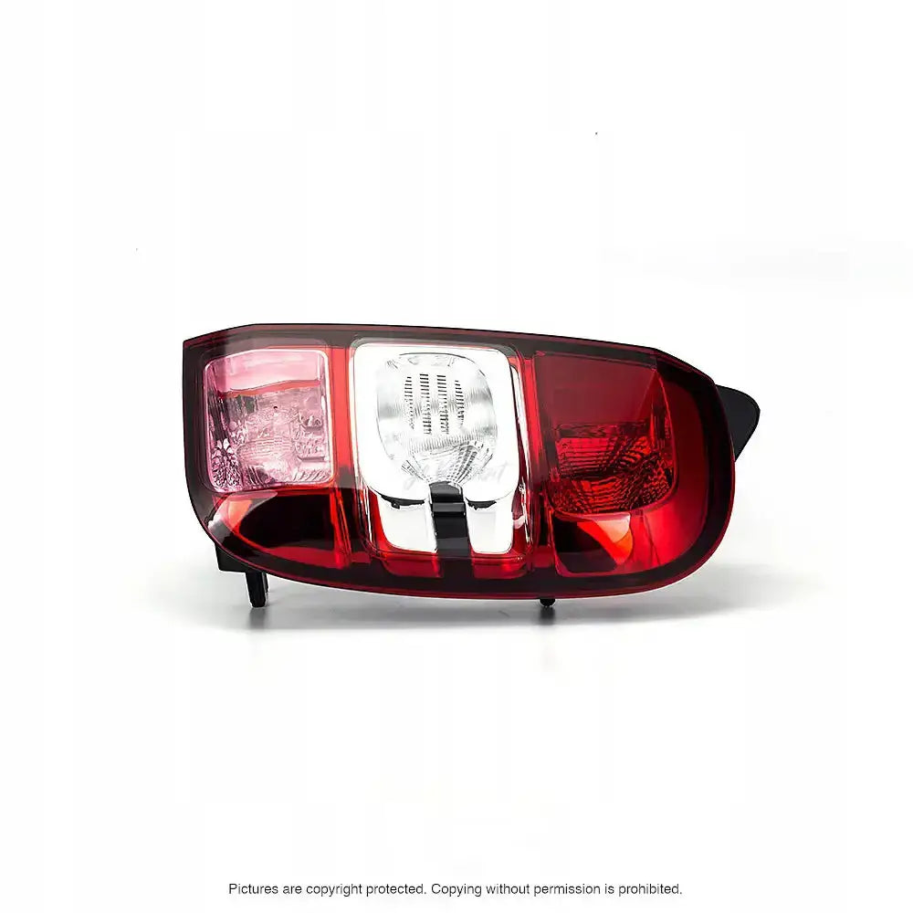 Baklykt Dacia Duster 13-17 P21W sett forfra med klare og røde seksjoner samt sort detalj og refleks.