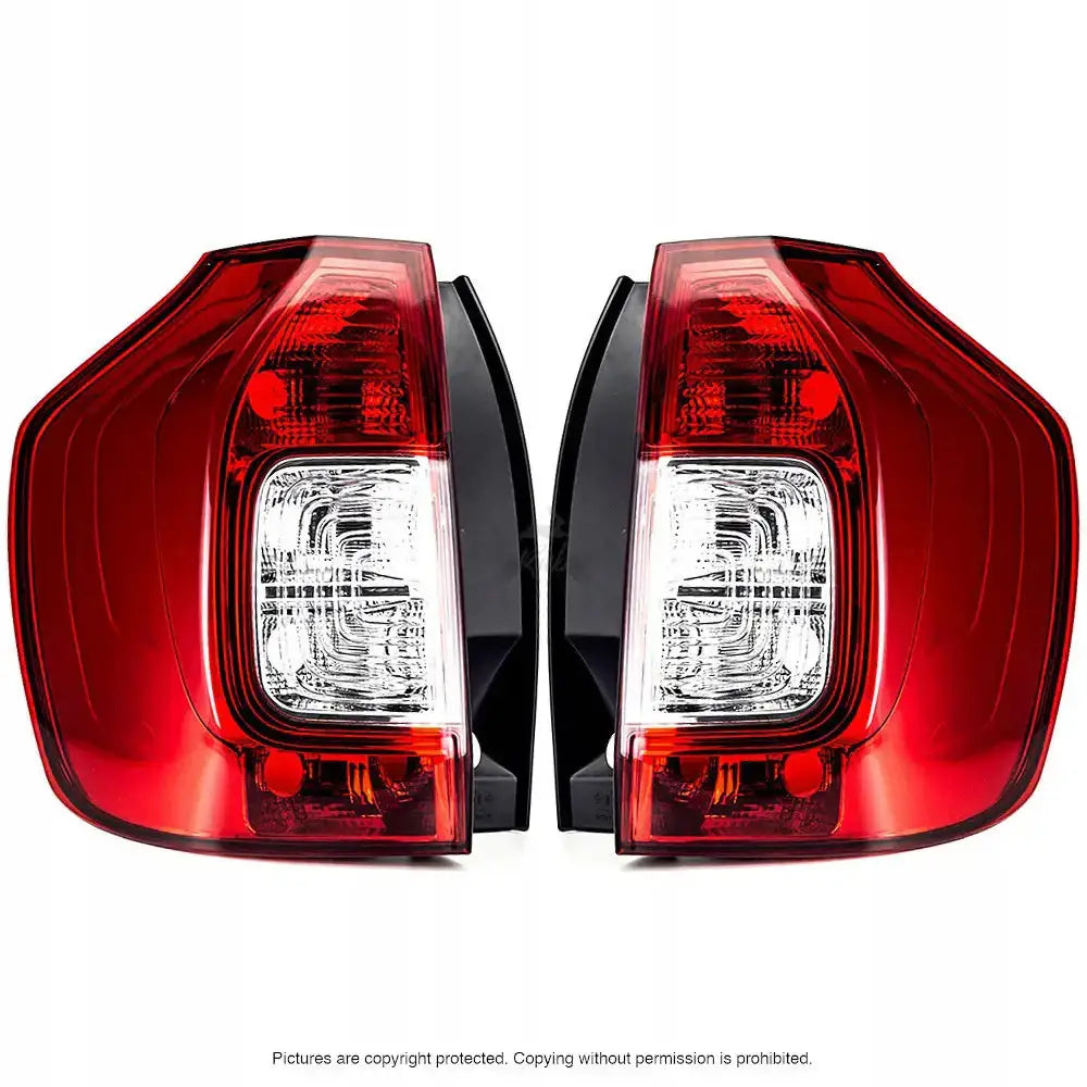 Baklykter Dacia Logan 10- P21W, sett forfra med røde og klare plastdetaljer og markerte linjer.