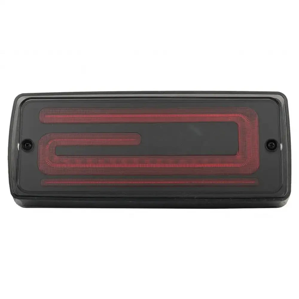 Baklykt Dynamic Smoke Mercedes G-Klasse W463 med rød LED-lysstripe og sorte festeskruer, sett forfra.