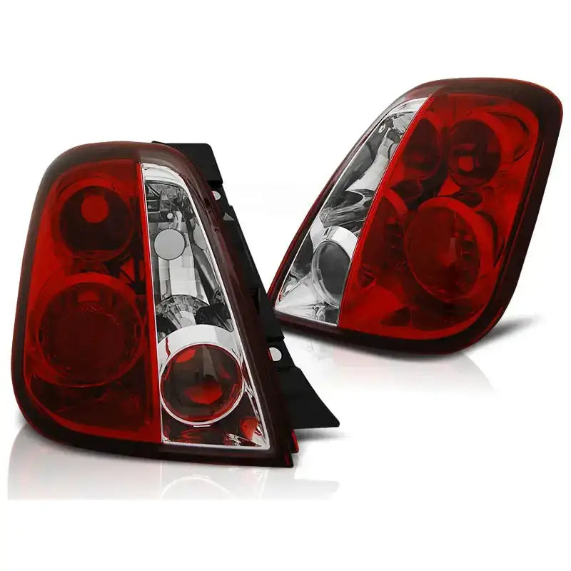 Baklykter Fiat 500 07- i rød og hvit plast, vist fra vinkel som fremhever reflektorer og lyselementer.