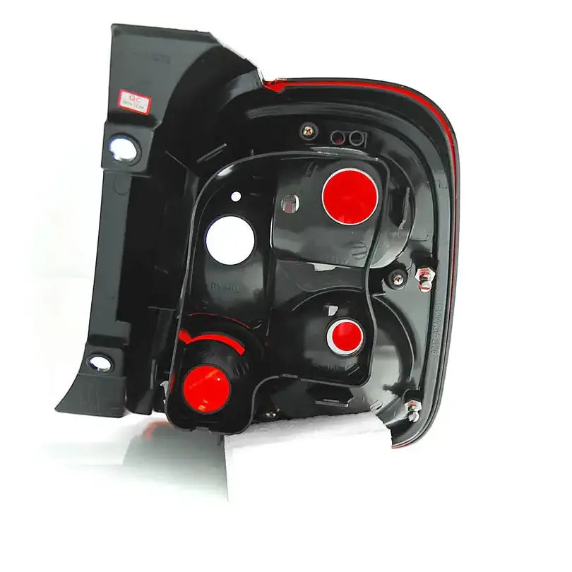 Baklykt Fiat 500 07- bakside i sort plast med røde detaljer og synlige monteringspunkter.