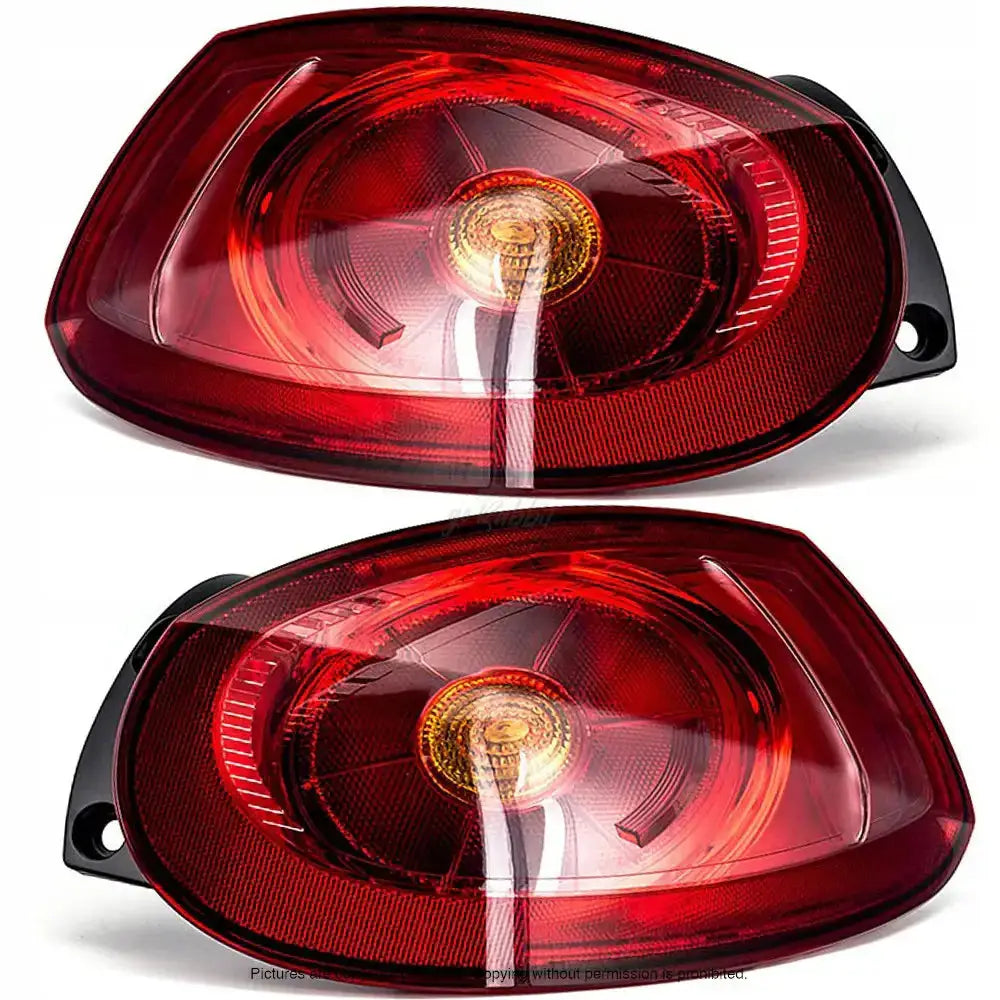 Baklykter Fiat Bravo II 06-14 med orange reflektor og sorte festedeler, sett skrått forfra.