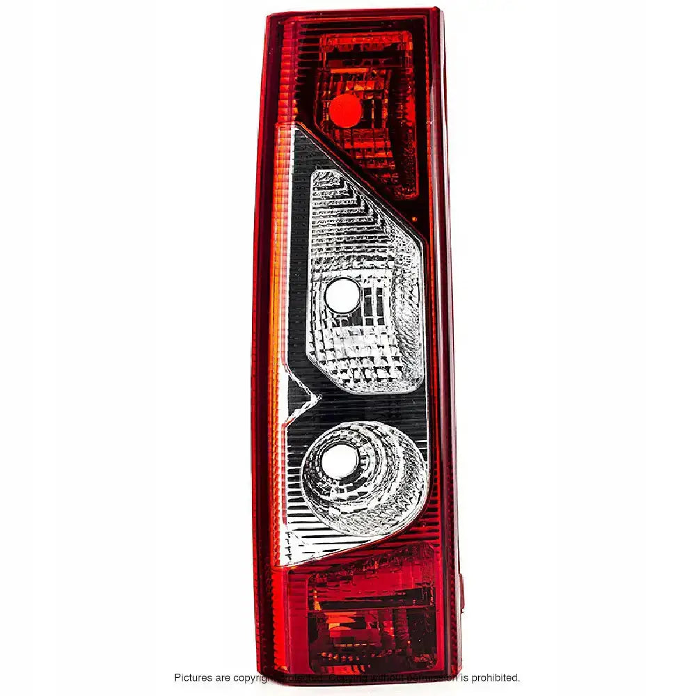 Baklykt Fiat Scudo 07-16 med røde og klare felt, sett forfra med synlige reflektorer.