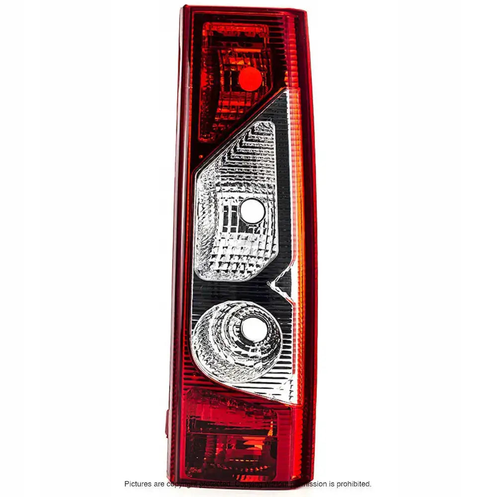 Baklys Fiat Scudo 07-16 rektangulært med rød og klar linse sett rett forfra.