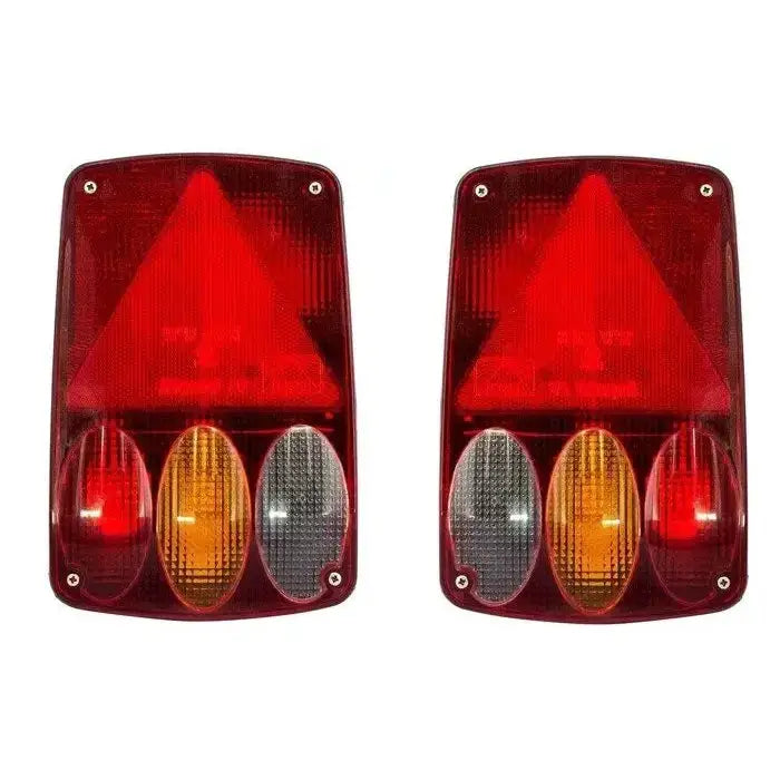 Baklys Aspöck Earpoint IV, sett forfra i par med røde, oransje og klare linser og markert trekantfelt.