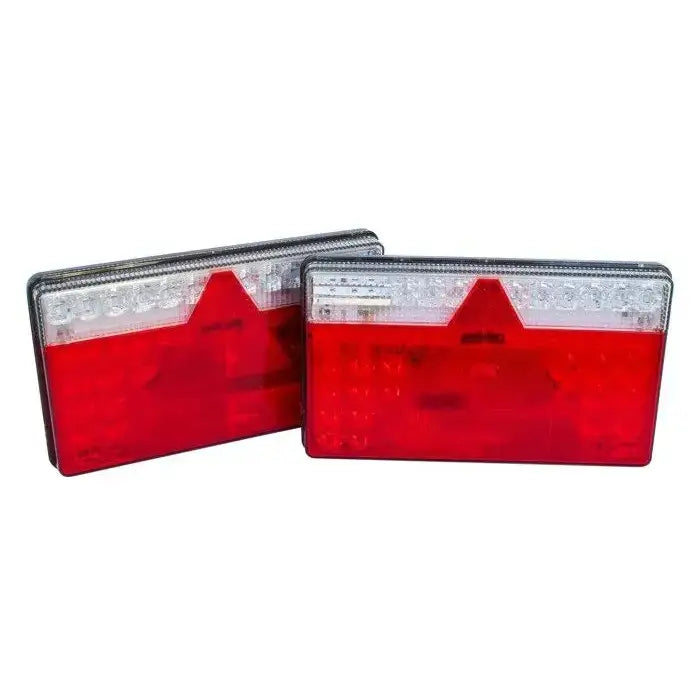 Baklys Aspöck Multiled II, nærbilde av baklykt med rød og klar linse, synlig trekantrefleks og detaljerte LED-segmenter.