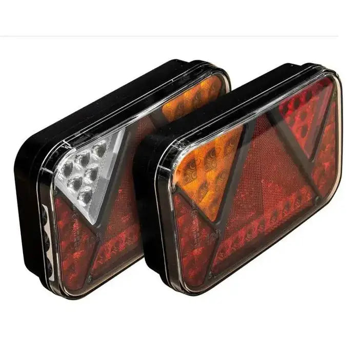 Baklys Tilhenger Fristom FT-270, skråvisning av to rektangulære lykter med røde trekantreflekser og klare deksler.