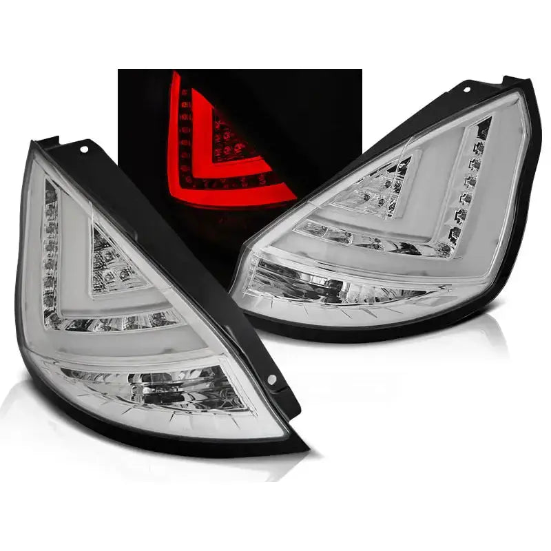 Baklykter Ford Fiesta MK7 08-12 HB Chrome Led Bar sett fra skrå vinkel, én lykt tent med rødt lys.