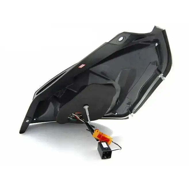 Baklykter Ford Fiesta MK7 08-12 HB med svart plastdeksel, ledninger og kontakter sett fra undersiden.