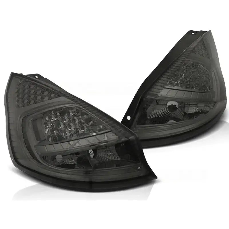 Baklykter Ford Fiesta MK7 08-12 HB Smoke Led i mørk sotet plast sett fra skrå vinkel.