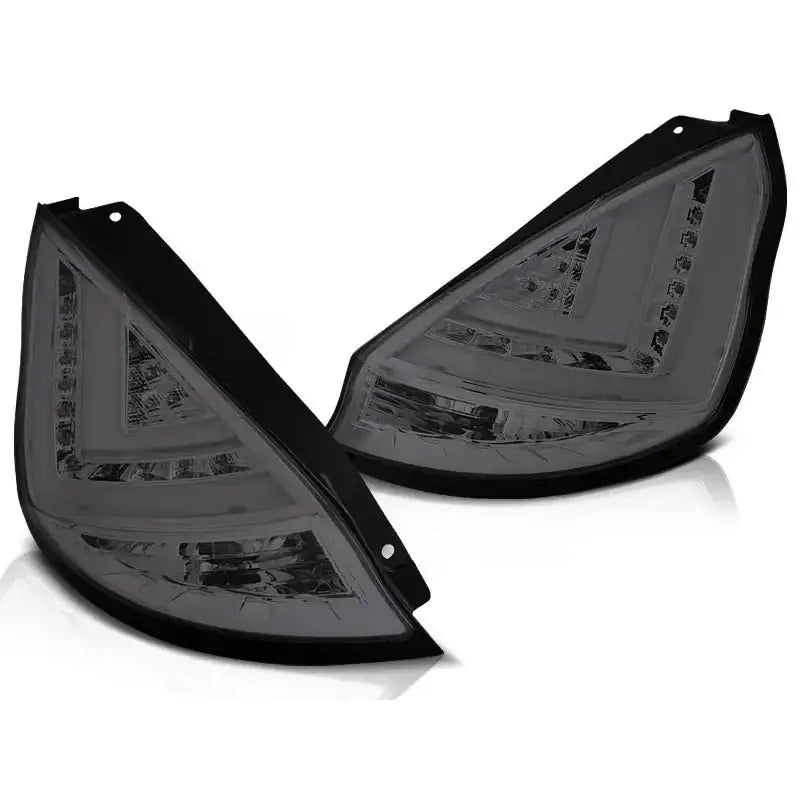 Baklykt Ford Fiesta MK7 08-12 HB med sotede linser og LED-bar, sett fra skrå vinkel.