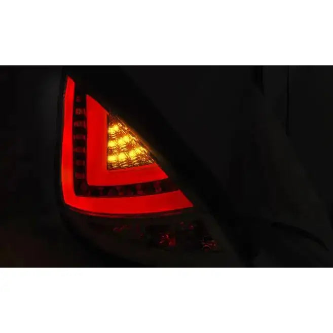 Baklys Ford Fiesta MK7 08-12 HB med trekantet LED-bar, rød og oransje belysning, nærbilde i mørket.