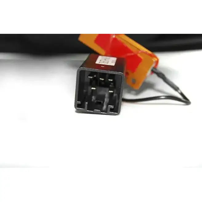 Baklykt elektrisk kontakt for Ford Fiesta MK7 med synlige metallpinner og oransje ledninger.