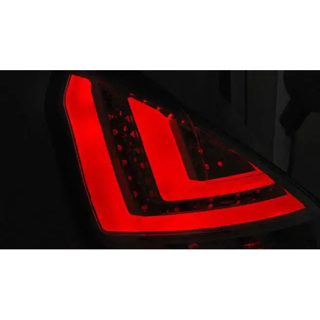 Baklamper Ford Fiesta MK7 LED baklykt med L-formet rødt lys, nærbilde fra skrå vinkel.