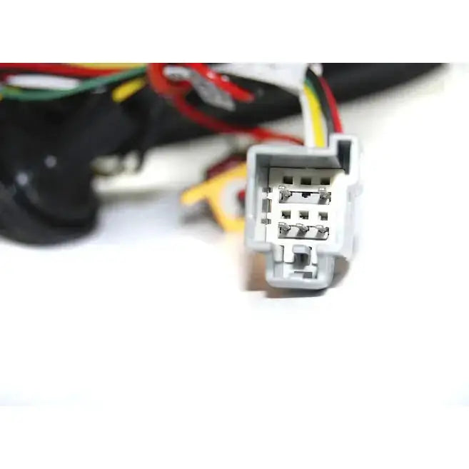 Baklykt Ford Fiesta MK7 nærbilde av grå plastkontakt med fargede ledninger på hvit bakgrunn.