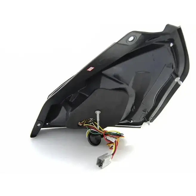 Baklykter Ford Fiesta MK7 12-15 HB Smoke Led Bar med synlig ledningsnett og koblingskontakt under.