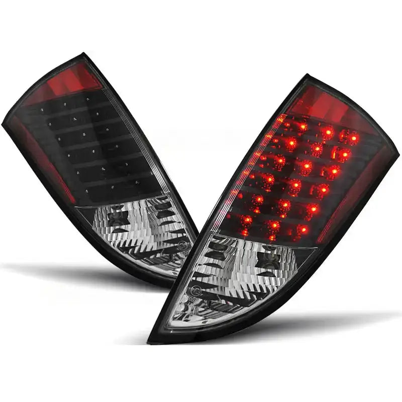 Baklykter Ford Focus 1 HB 98-04 Black Led med røde LED-lys, avlange i sort og klart plast på hvit bakgrunn.