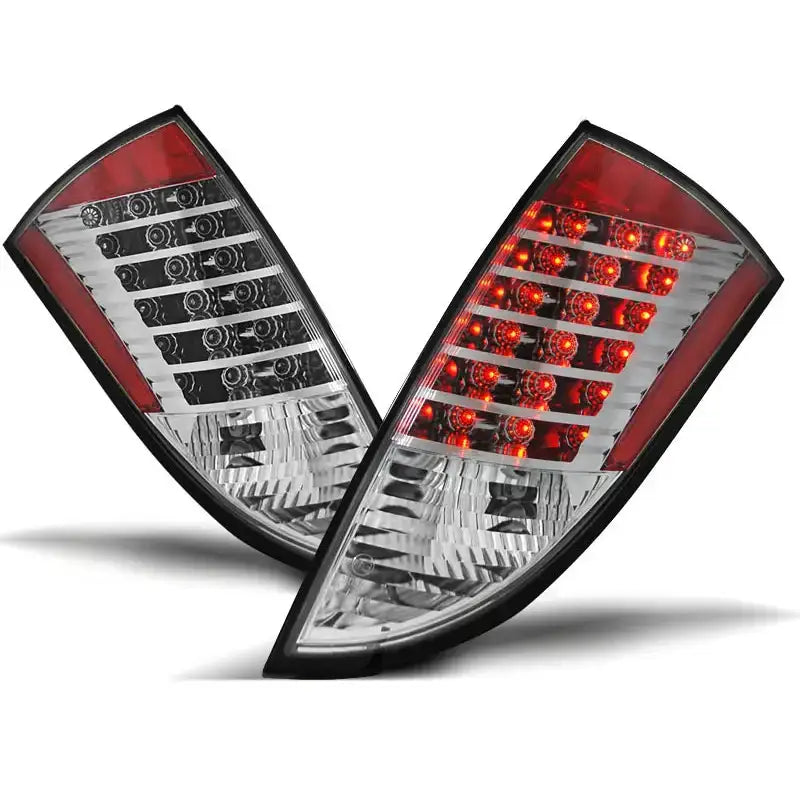 Baklykter Ford Focus 1 HB 98-04 Chrome LED med klart og rødt glass, sett fra skrå vinkel.