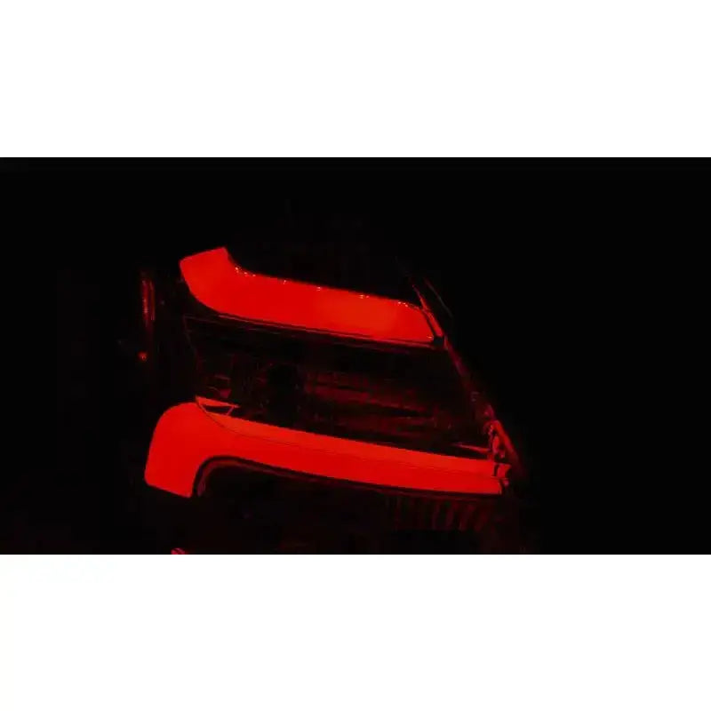 Baklys Ford Focus 3 Hatchback Black Led Bar med rødt LED-lys sett skrått i mørket.