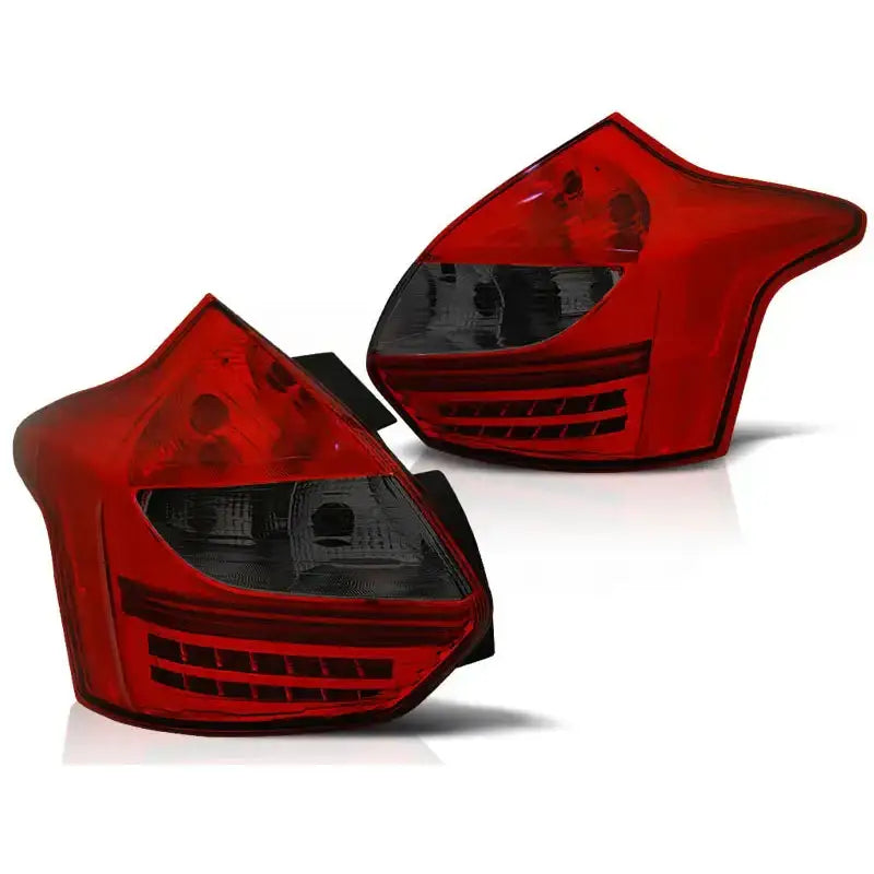 Baklykt Ford Focus 3 LED i rød og sort plast med kantete design, sett fra skrå vinkel mot fronten.