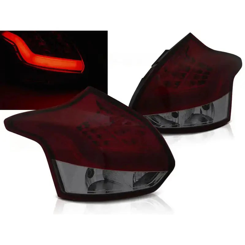 Baklykter Ford Focus 3 Hatchback i sotet rødt med LED-bar, skrå vinkel og detaljbilde av lysstripe.
