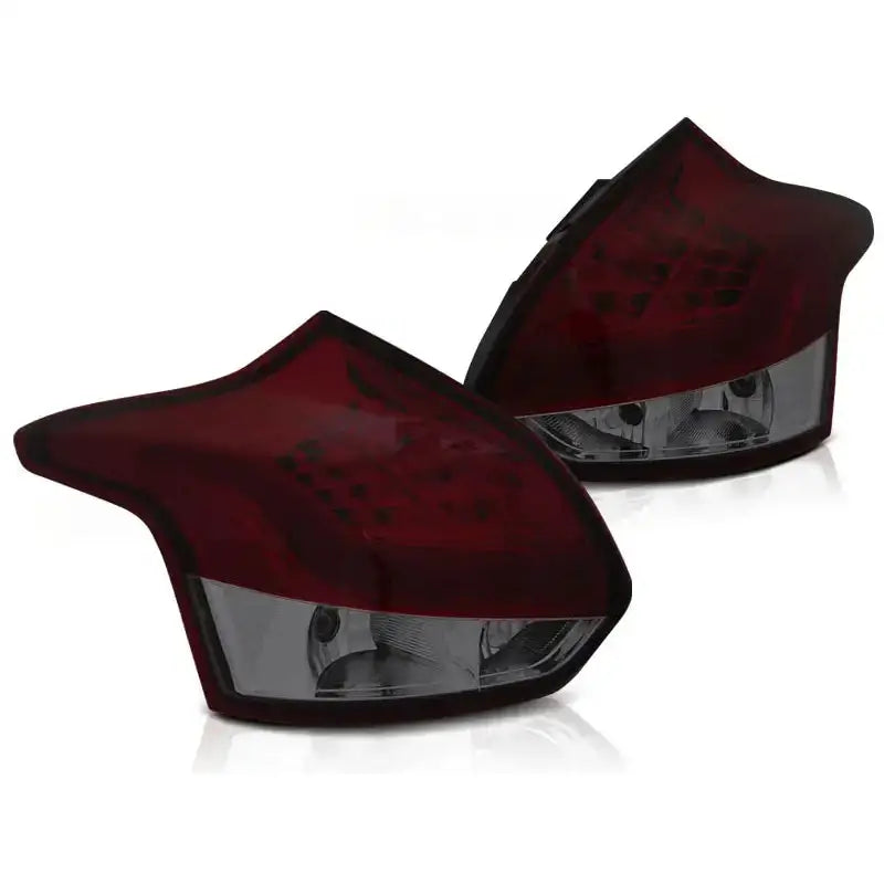 Baklykt Ford Focus 3 Hatchback med rød og klar plast i moderne design, trekvart vinkel.