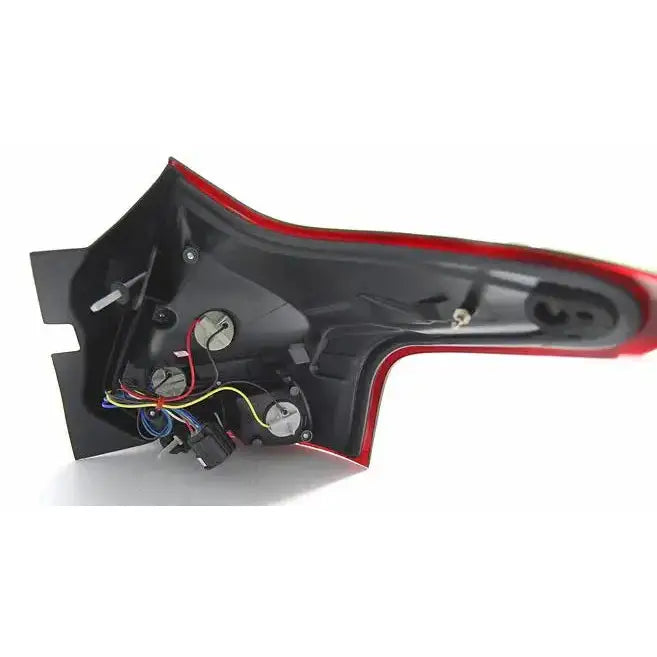 Baklamper Ford Focus 3 hatchback, bakside med synlige ledninger og pærer i rødt og svart plast.