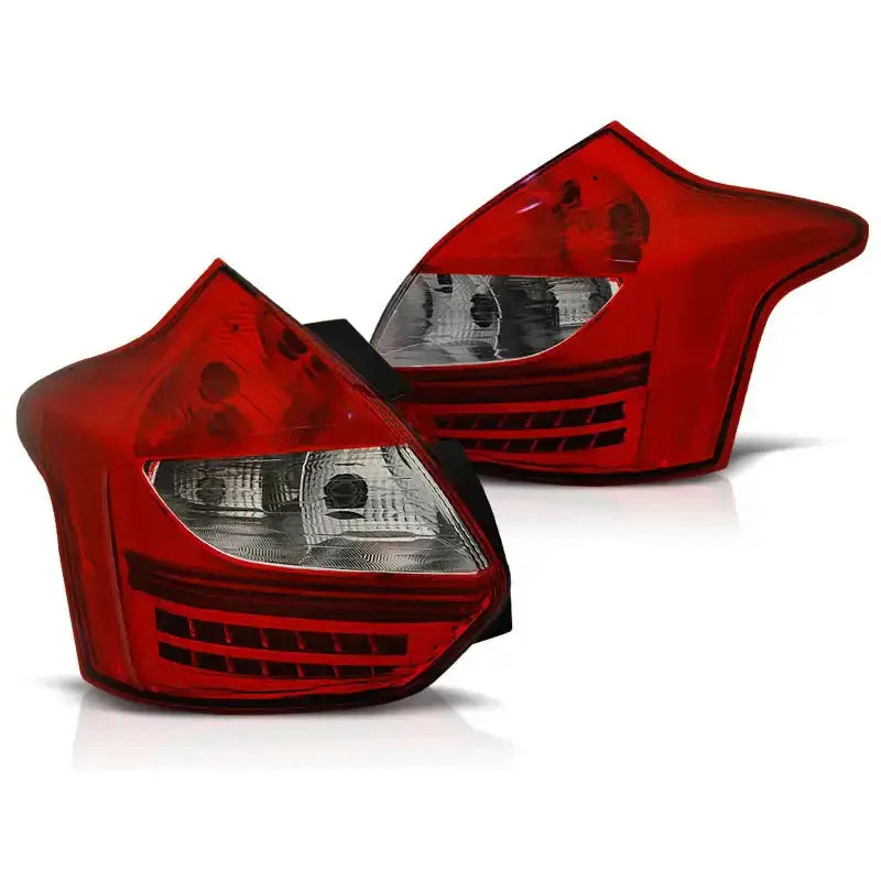 Baklykt Ford Focus 3 LED rød og hvit, sett skrått mot hvit bakgrunn med svarte detaljer.