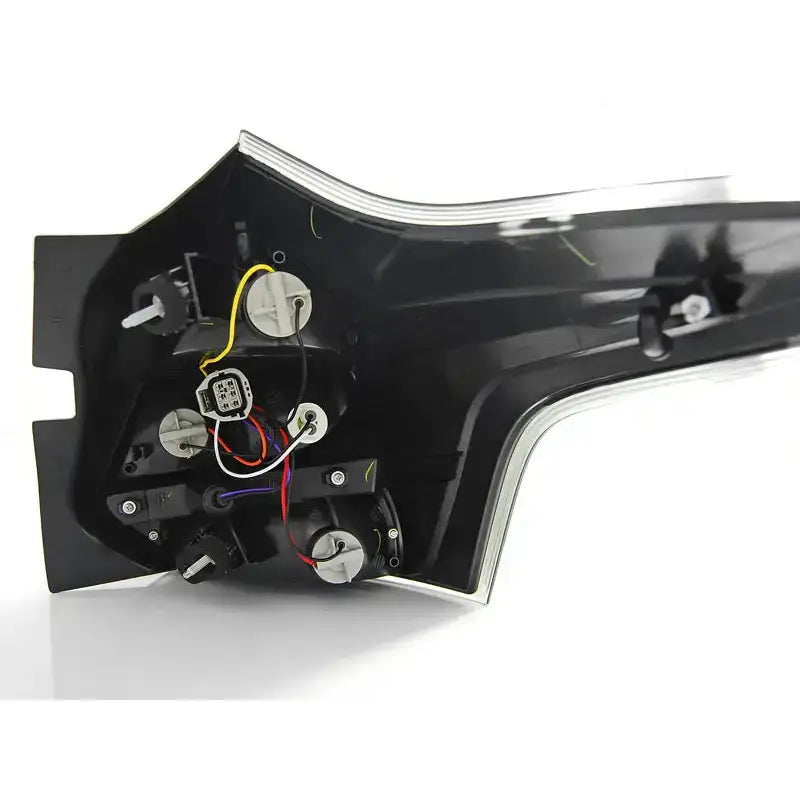 Baklys Ford Focus 3 bakside med synlige ledninger, kontakthus og festepunkter i sort plast.