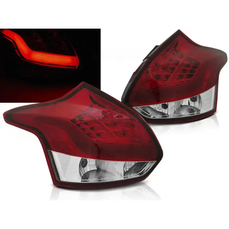 Baklykter Ford Focus 3 hatchback, rød og klar plast, skrå vinkel, med LED-bar tent i mørket.
