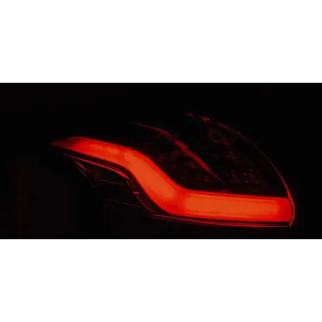 Baklys Ford Focus 3 LED med buet lysstripe, vist i mørket fra skrå vinkel.