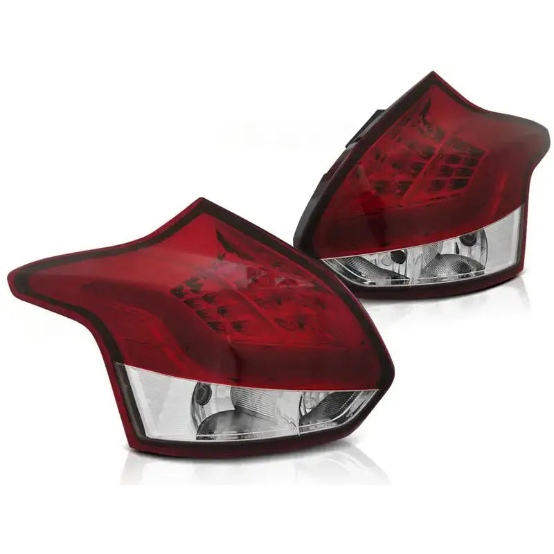 Baklykt Ford Focus 3 hatchback LED bar i rødt og klart plast med sølvdetaljer, vist fra skrå vinkel.