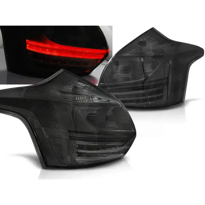 Baklykter Ford Focus 3 hatchback smoke LED sett fra skrå vinkel, én lyser rødt.