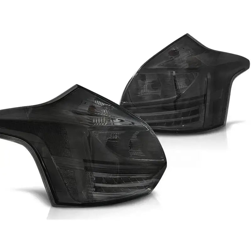 Baklykt Ford Focus 3 Hatchback smoke LED med linjemønstre og glanset overflate, skrå vinkel.