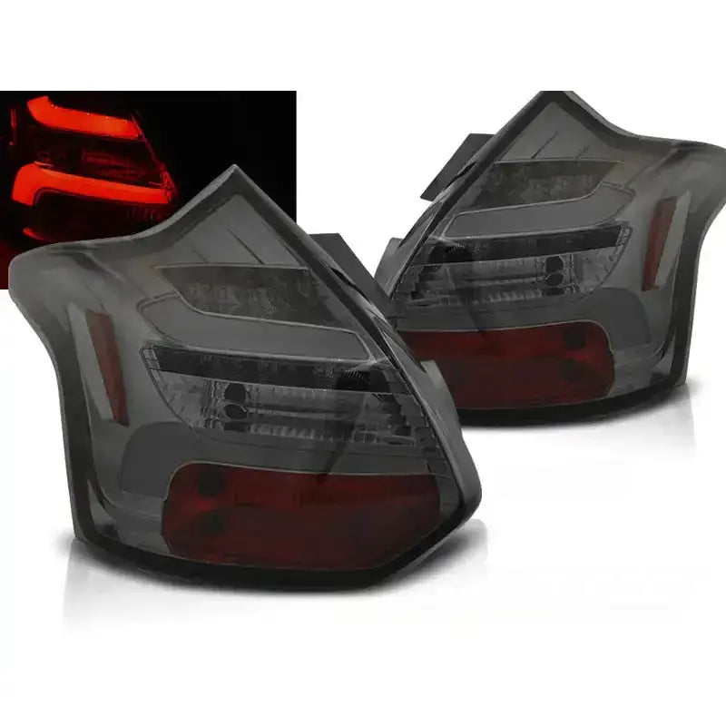 Baklykter Ford Focus 3 Hatchback Smoke LED Bar med røde og sorte detaljer, vist fra skrå vinkel.