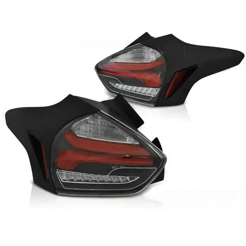 Baklykter Ford Focus 3 Hatchback Black Red med horisontale LED-striper sett fra skrå vinkel.
