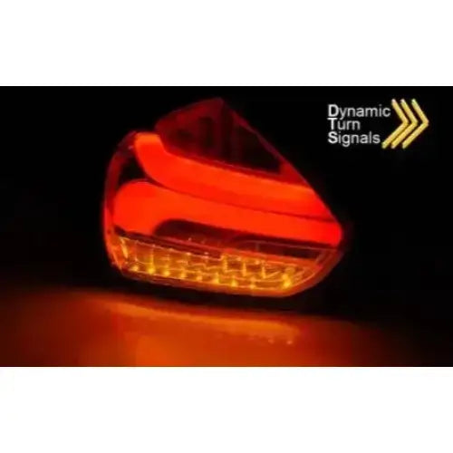 Baklys Ford Focus 3 Hatchback 15-18 med LED-striper og dynamiske blinklys, skrå vinkel.