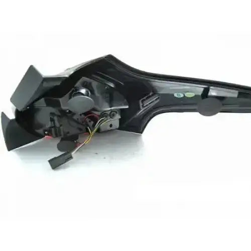 Baklamper Ford Focus 3 15-18 Hatchback Black Smoke SEQ LED vist fra skrå vinkel med synlige detaljer.