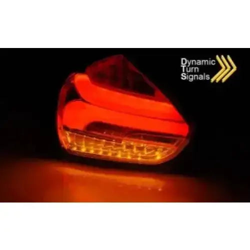 Baklys Ford Focus 3 hatchback LED med gule dynamiske blinklys aktivert, sett skrått bakfra.