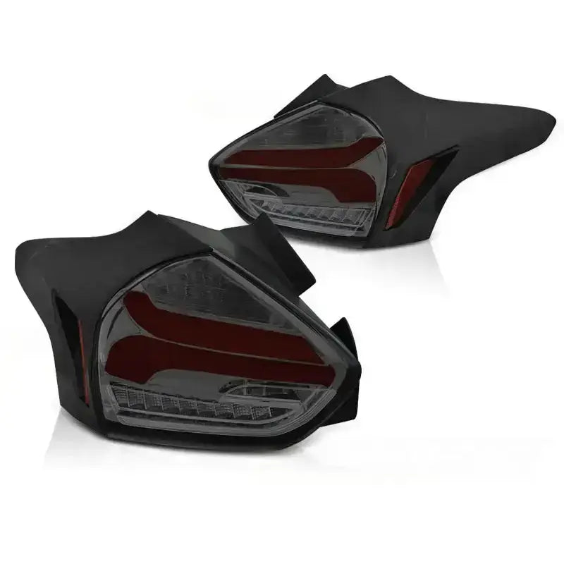 Baklykter Ford Focus 3 15-18 Hatchback Smoke Red SEQ Led med moderne, kantet design mot hvit bakgrunn.