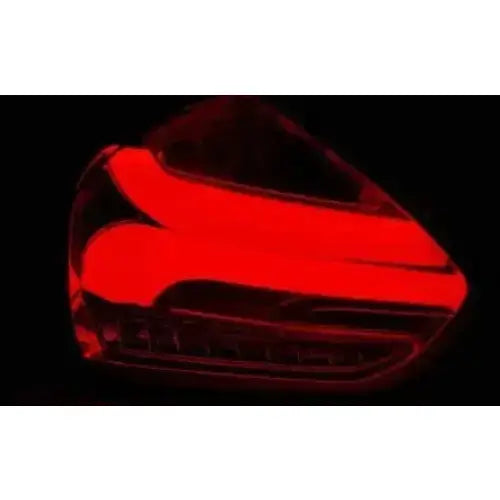 Baklykt Ford Focus 3 Hatchback LED smoke red med markante lysstriper, vist fra skrå bakside.