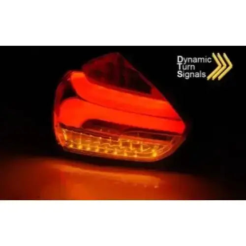 Baklys Ford Focus 3 hatchback LED med rødt og oransje lys og dynamiske blinklys tent.