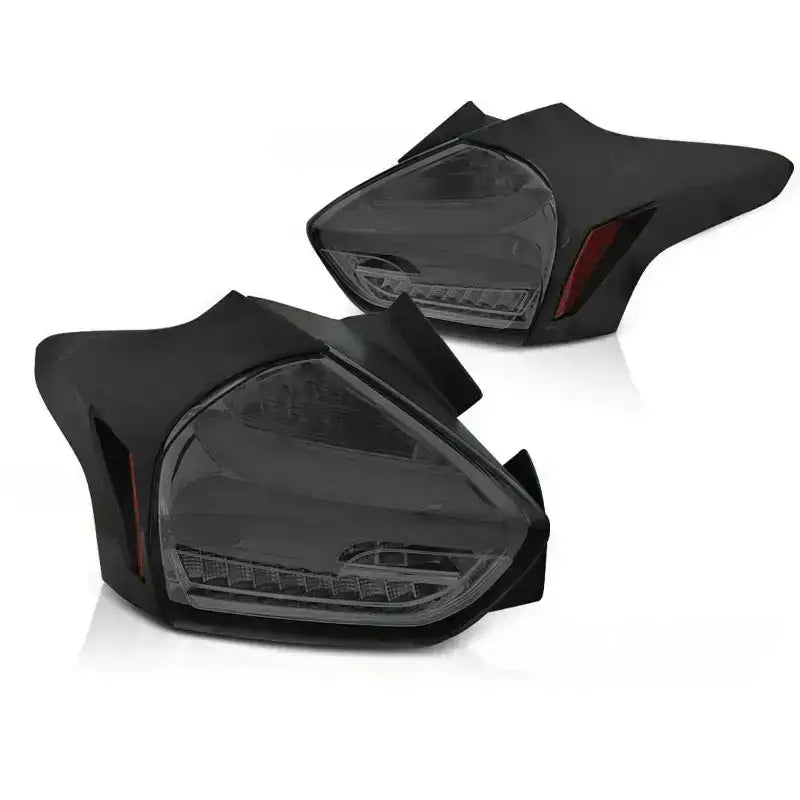 Baklykter Ford Focus 3 15-18 Hatchback Smoke SEQ LED med mørktonet glass og røde detaljer.