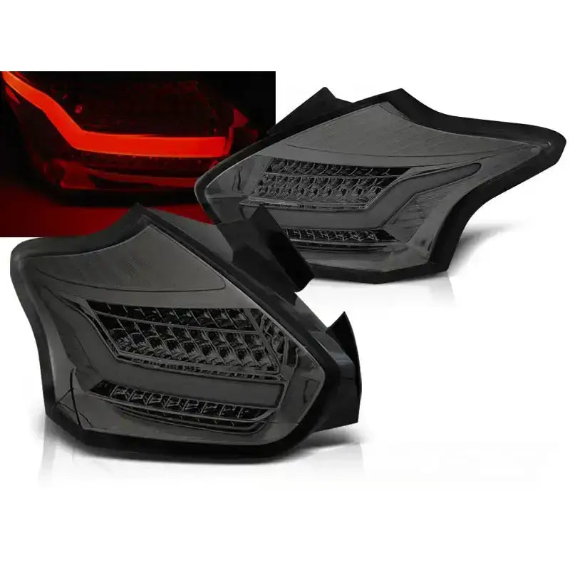 Baklykter Ford Focus 3 hatchback med sotet glass og LED, sett fra skrå vinkel, tent rød lysslynge.