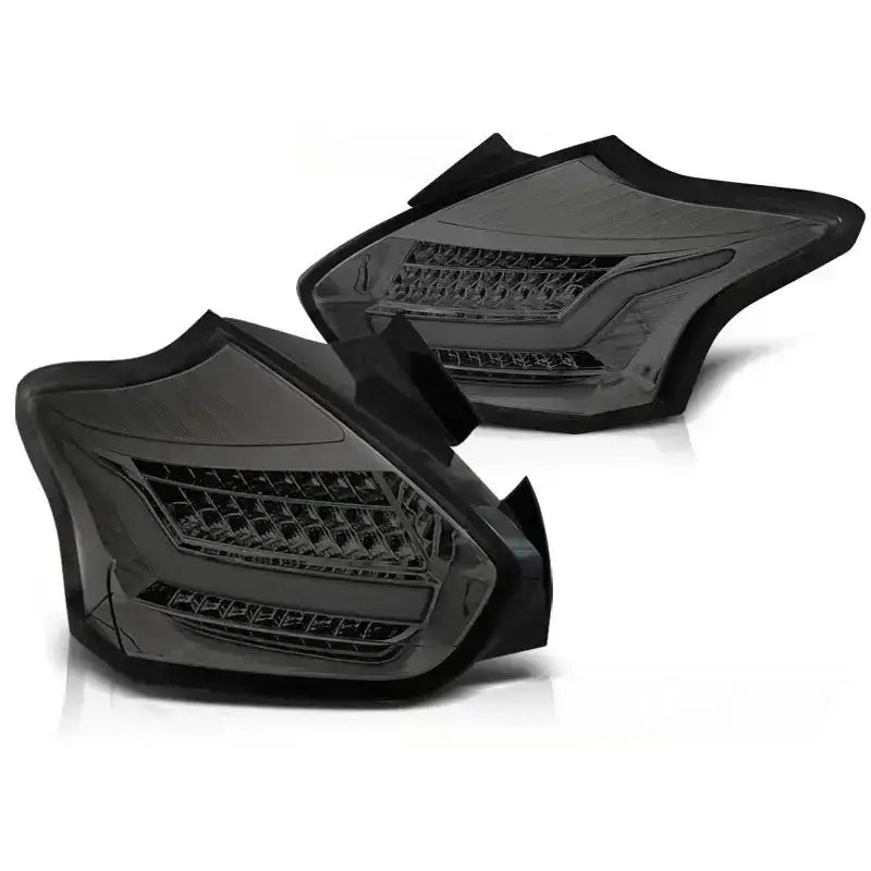Baklykt Ford Focus 3 15-18 Hatchback Smoke SEQ LED sett fra skrå vinkel med moderne design.