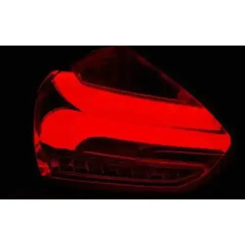 Baklykt Ford Focus 3 hatchback LED med buede røde lys, sett fra siden mot svart bakgrunn.